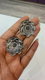 Load image into Gallery viewer, Flower Studs