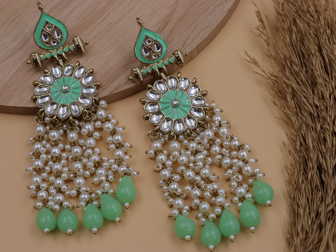 Dhwani Pearl Latakan Chandbali