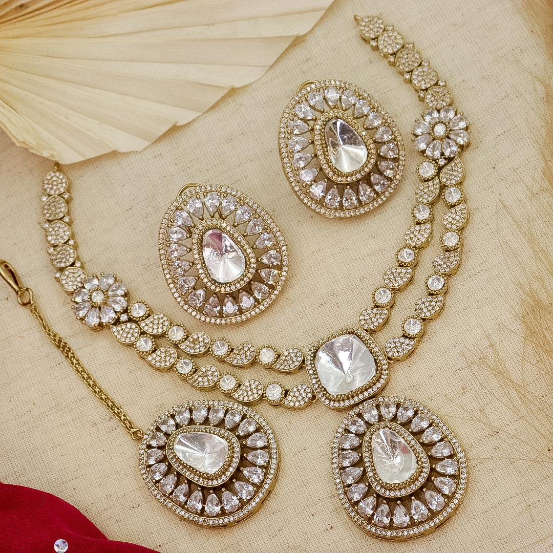 Suna Layered Choker With Earrings And Mangtika