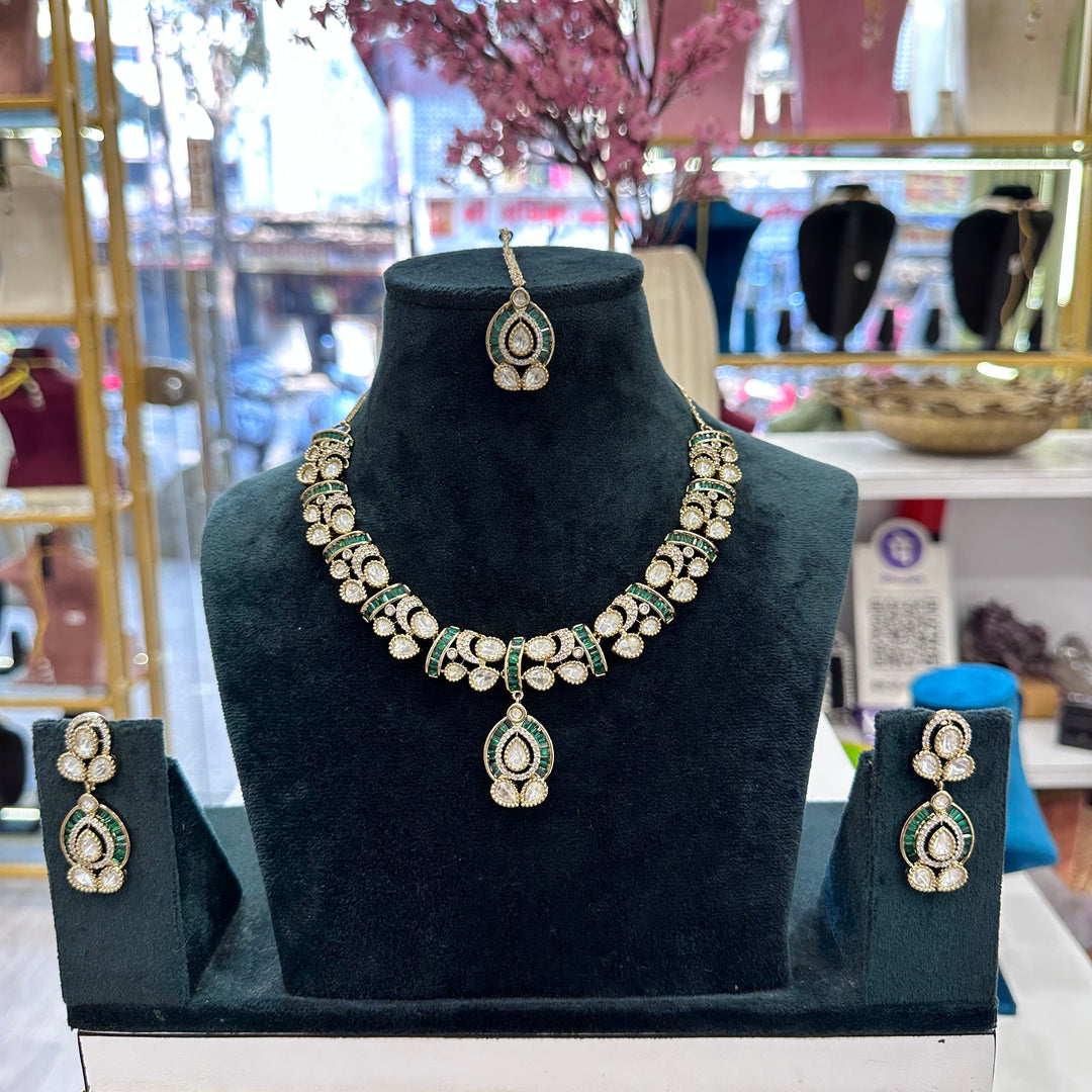 Fisa Sleek Moissante Choker - Green