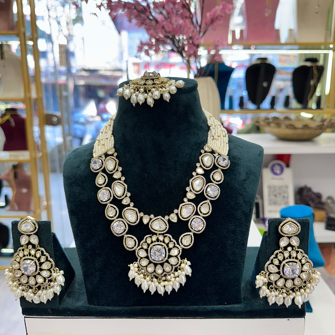 Kiyaa Moissante Choker- white