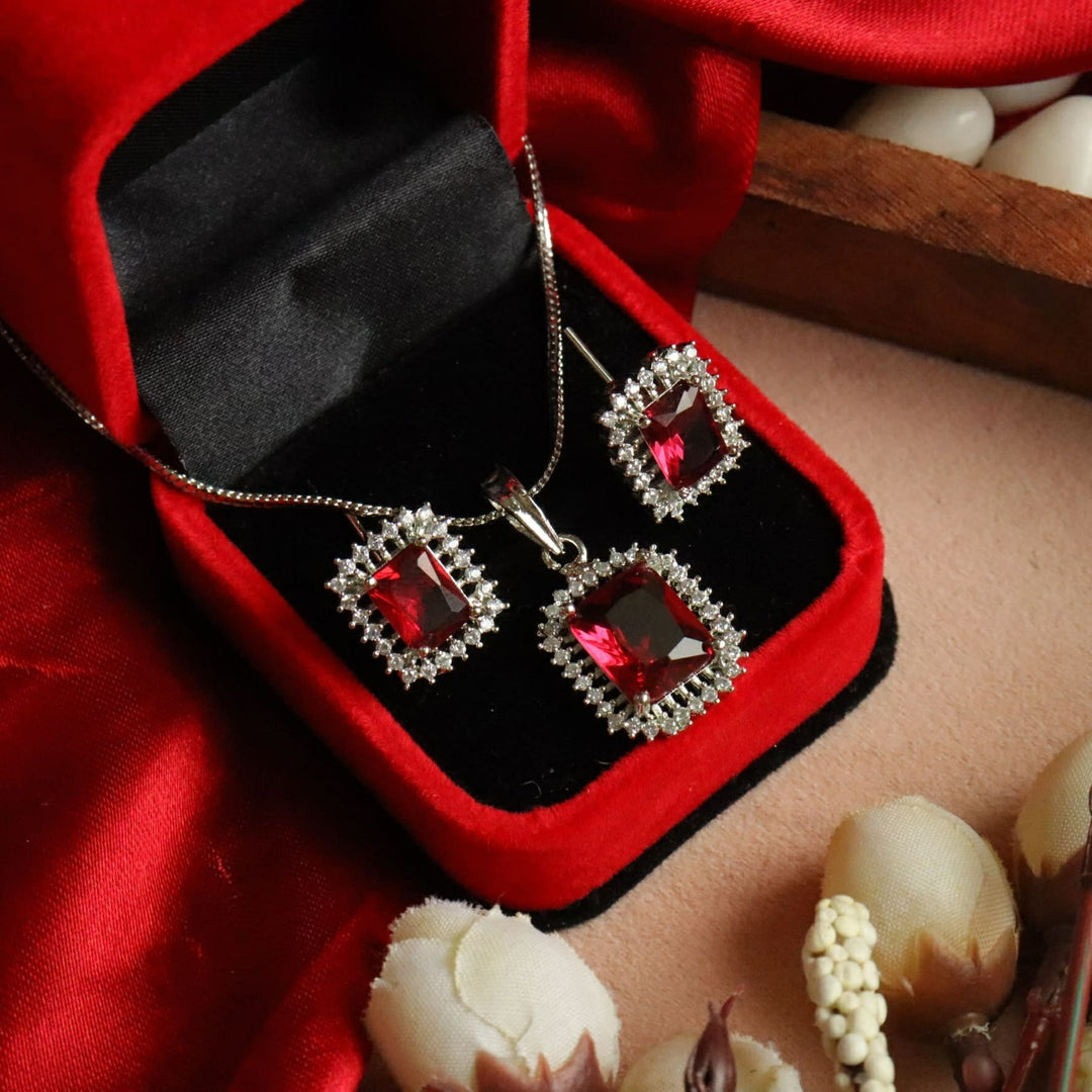 Naira AD Pendent Set